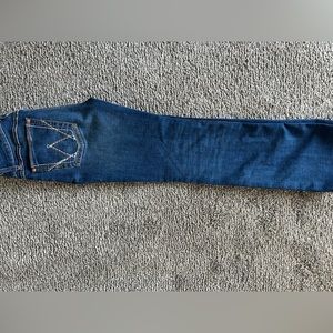 Ladies Wrangle Jeans. 9X32. Brand new. wore once.
